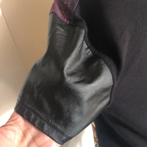 King tut ornate T shirt; vegan leather sleeves EUC mens large - Picture 7 of 9